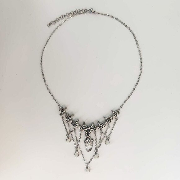 Gothic victorian silver and white pearl chandelier chainmail necklace - Picture 5 of 7